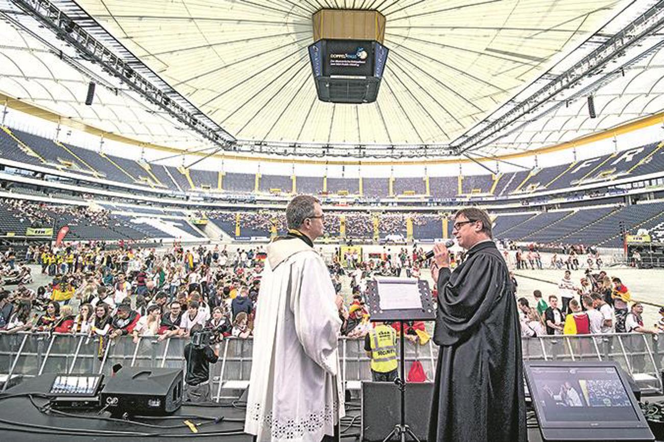 Gottesdienst vor dem Spiel: Pfarrer und Fussballfans in der Frankfurter Commerzbank-Arena.