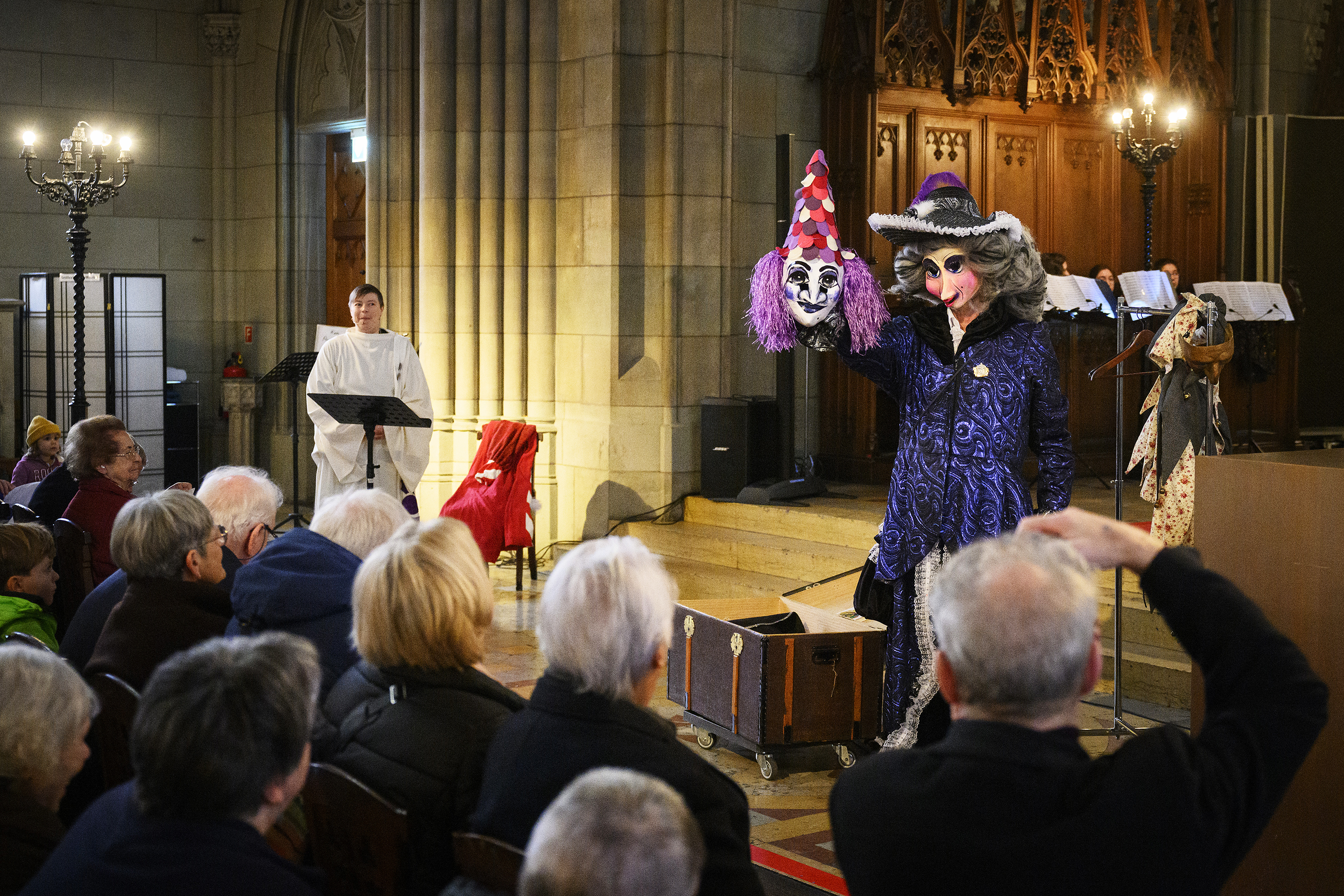 Seelsorgerin Anne Burgmer (links im Bild): «So wie Frau Fasnacht alle ihre Figuren liebt, so ist es unsere Lebensaufgabe, uns mit uns selbst zu versöhnen.» | Foto: Dominik Plüss