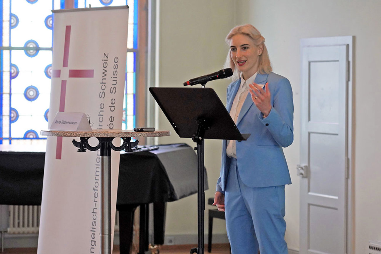 SP-Nationalrätin Anna Rosenwasser sprach an der Frauen- und Genderkonferenz in Bern über die Herausforderung, die sexualisierte Gewalt und Missbrauch für die Gesellschaft darstellen. | Foto: EKS/Graf