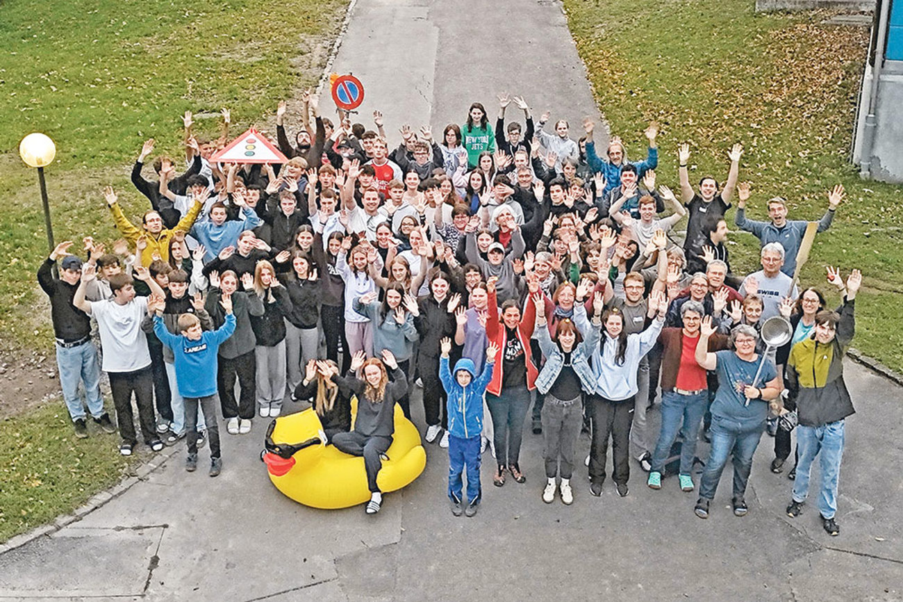 70 Konfirmandinnen und Konfirmanden aus neun Kirchgemeinden im gemeinsamen Lager.