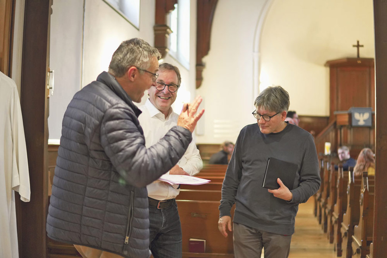 Der Einsatz der Liturgen ist getaktet: v.  l. Michael Brauchart, Gemeinde- und Pastoralraumleiter der Luzerner Seepfarreien Greppen-Weggis-Vitznau, Michel Müller, reformierter Pfarrer in Vitznau, sowie Adrian Suter, Pfarrer der Christkatholischen Kirchgemeinde Luzern. | Foto: Raul Steffer