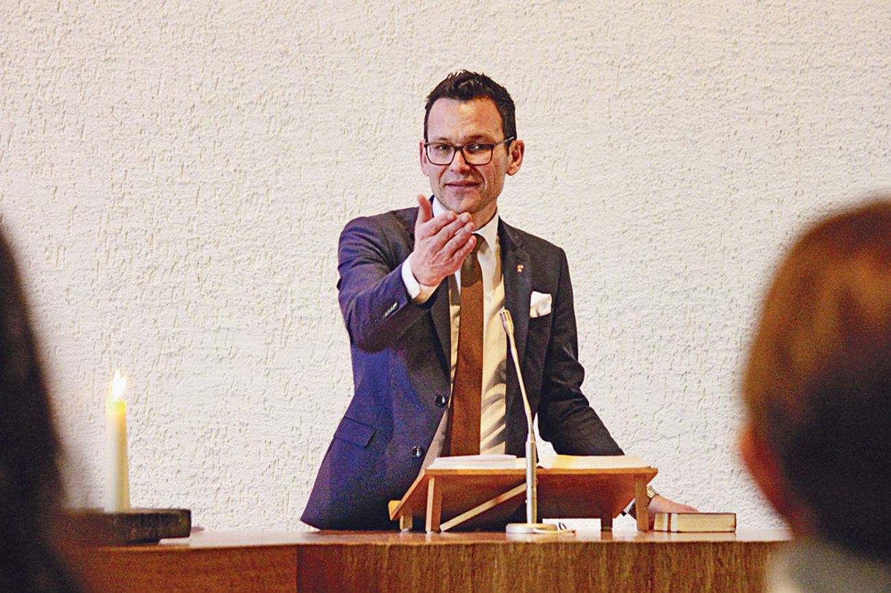 Thomi Jourdan in der Ökumenischen Kirche Flüh: «Man darf dem Wort Gottes vertrauen». | Foto: Zuber