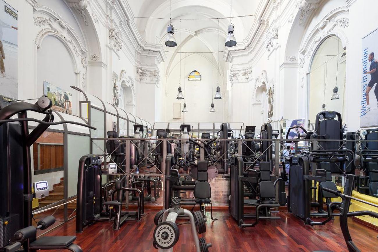 In einer ehemaligen Kirche in Napoli stehen heute statt Kirchenbänke Fitnessgeräte. | Andrea di Martino