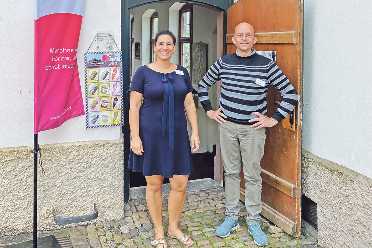 Anouk Battefeld und Gernot Mayer vom Verein HörBar Basel.