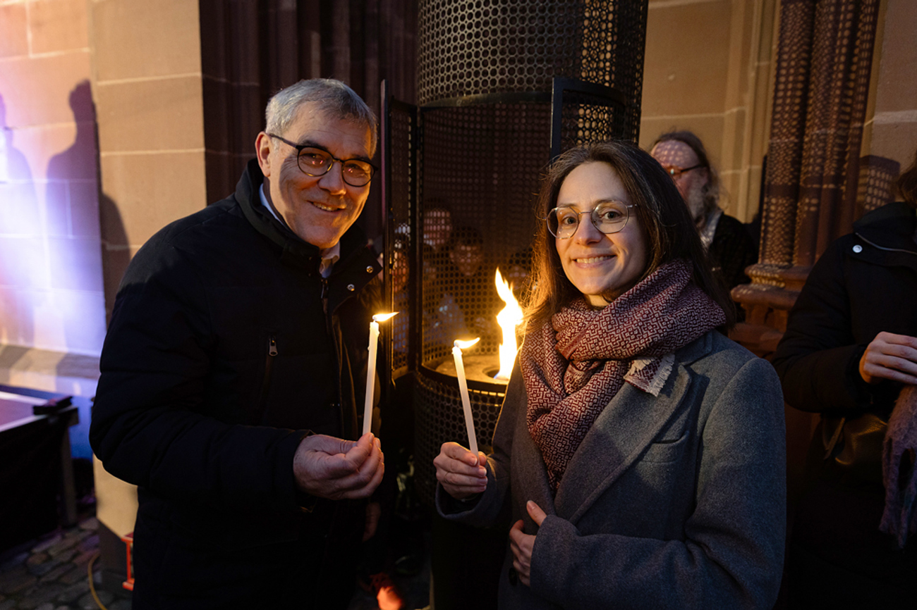 Alt-Nationalratspräsident Eric Nussbaumer und Gefängnisseelsorgerin Dinah Hess vor dem Basler Münster. | Foto: ERK BS/Eleni Kougionis