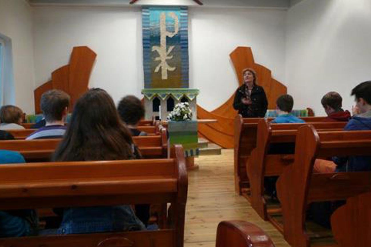 Schaffhauser Jugendliche zu Besuch in der Kirche der ungarischen Partnergemeinde Berekfürdö.|zvg