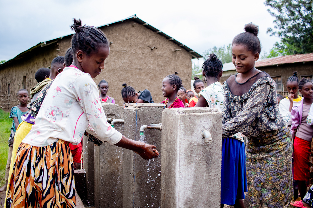 Sauberes Wasser fliesst aus den Hähnen in der Primarschule von Wachiga Busha, Äthiopien. Für die Schülerinnen und Schüler bringen die neuen sanitären Anlagen Sicherheit und Lebensqualität. | Foto: Heks