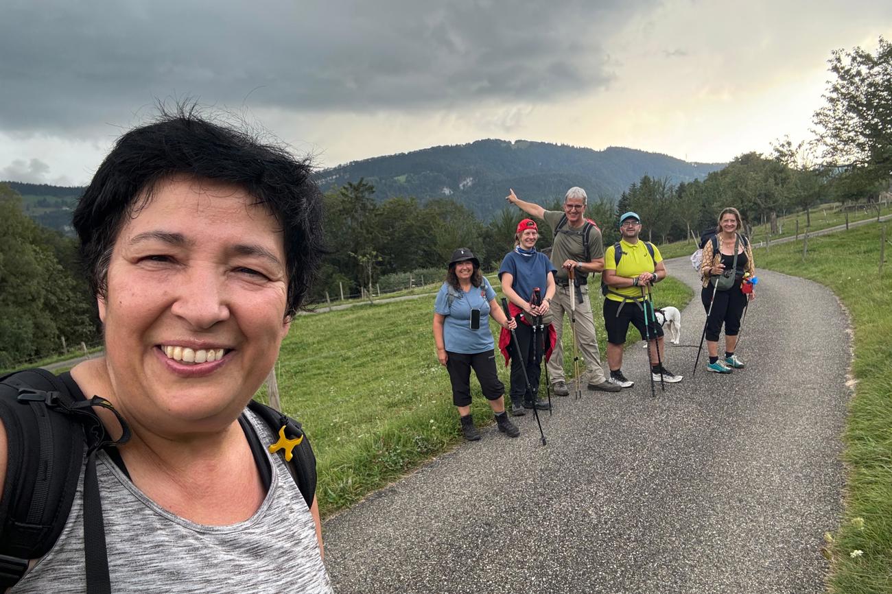 Selfie noch vor den Jurahöhen: Die Schweiz sei eine anspruchsvolle Etappe auf dem Jakobsweg, meint Seyran Ateş. | Foto: Ateş