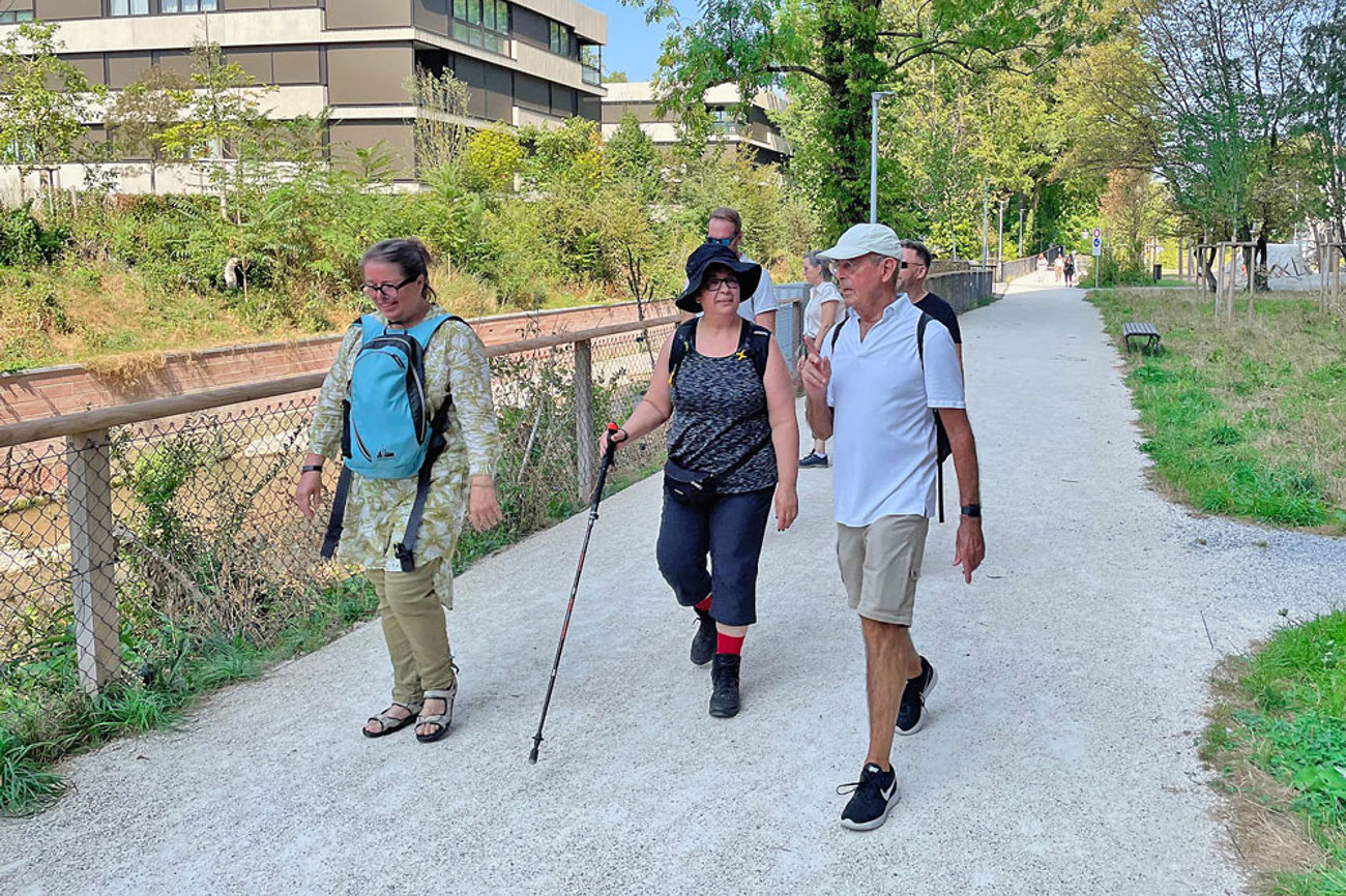 «Walk&Talk» heisst das Pilgerkonzept mit der liberalen Muslimin Seyran Ateş (Mitte). Auf dem Weg von Basel nach Genf wird miteinander, über und mit allen Religionen gesprochen. | Foto: Toni Schürmann