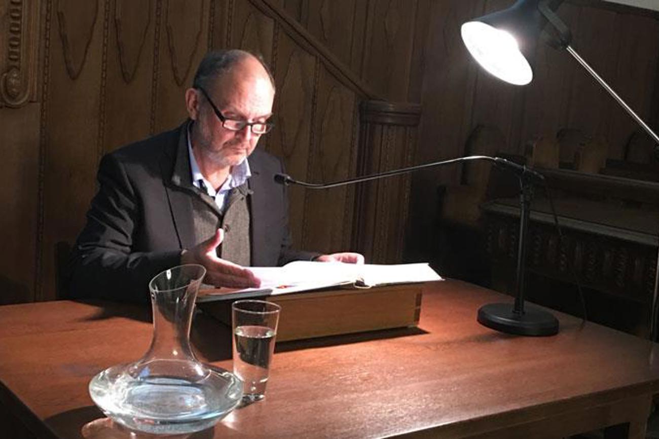 Schauspieler Ingo Ospelt liest aus dem Johannes-Evangelium.|Delf Bucher