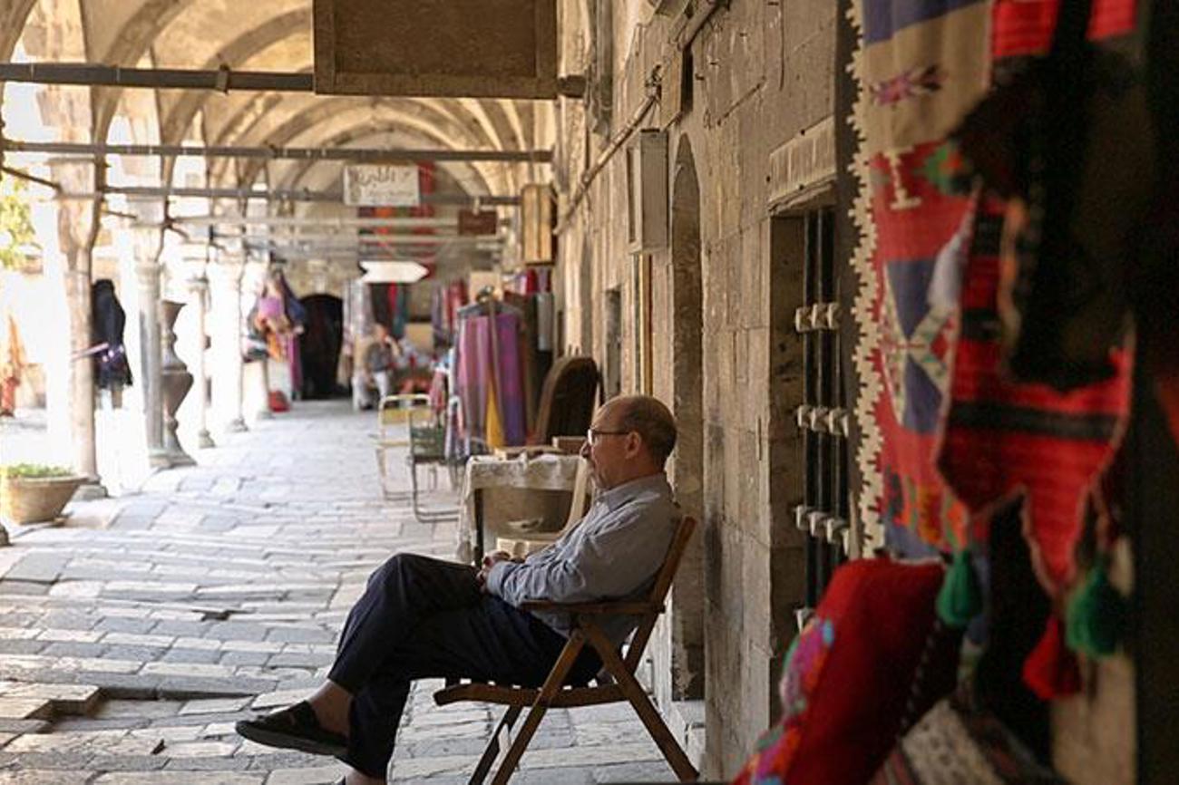 Verkäufer warten im Damaszener Markt auf Touristen.