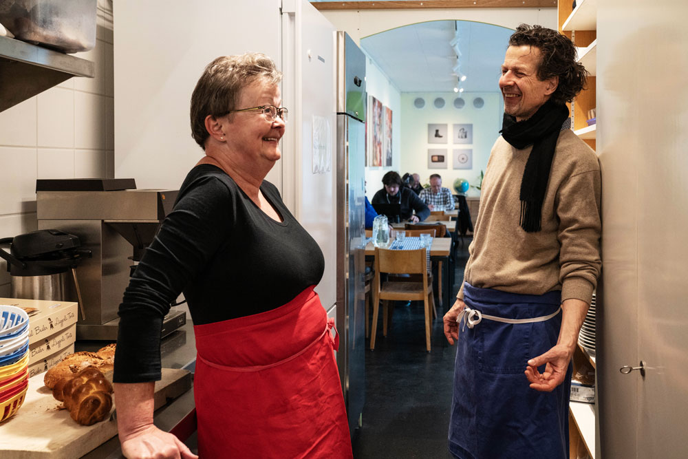 Gute Stimmung im Team: Ehrenamtliche Mitarbeiterin Beatrice und Leiter Michael Giertz. | Foto: Rüttimann