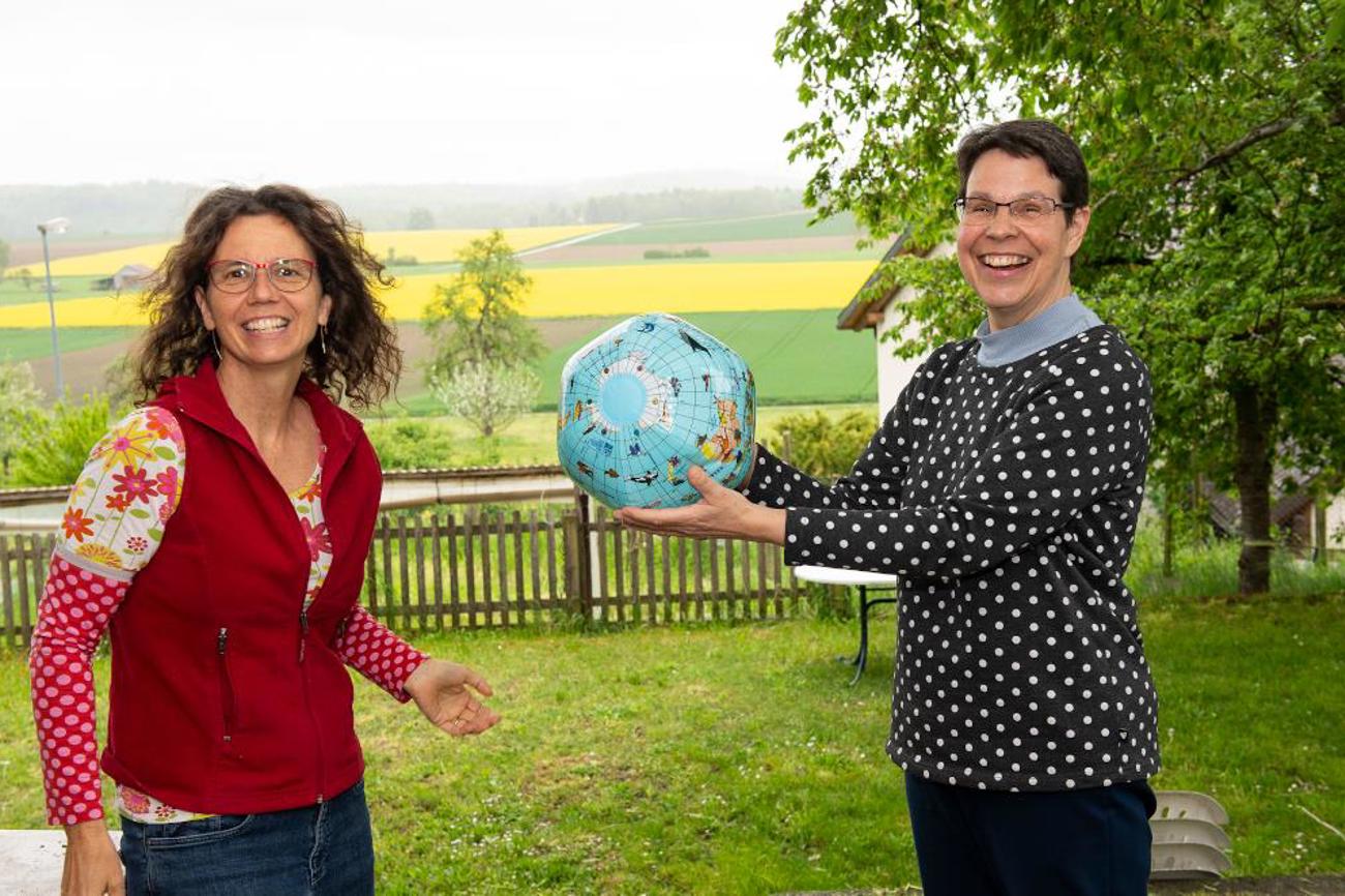 Die bisherige Präsidentin des Sonntagschulverbandes, Kati Rechsteiner, gibt den Ball an Marianne Siffert (rechts) weiter. | Peter Leutert