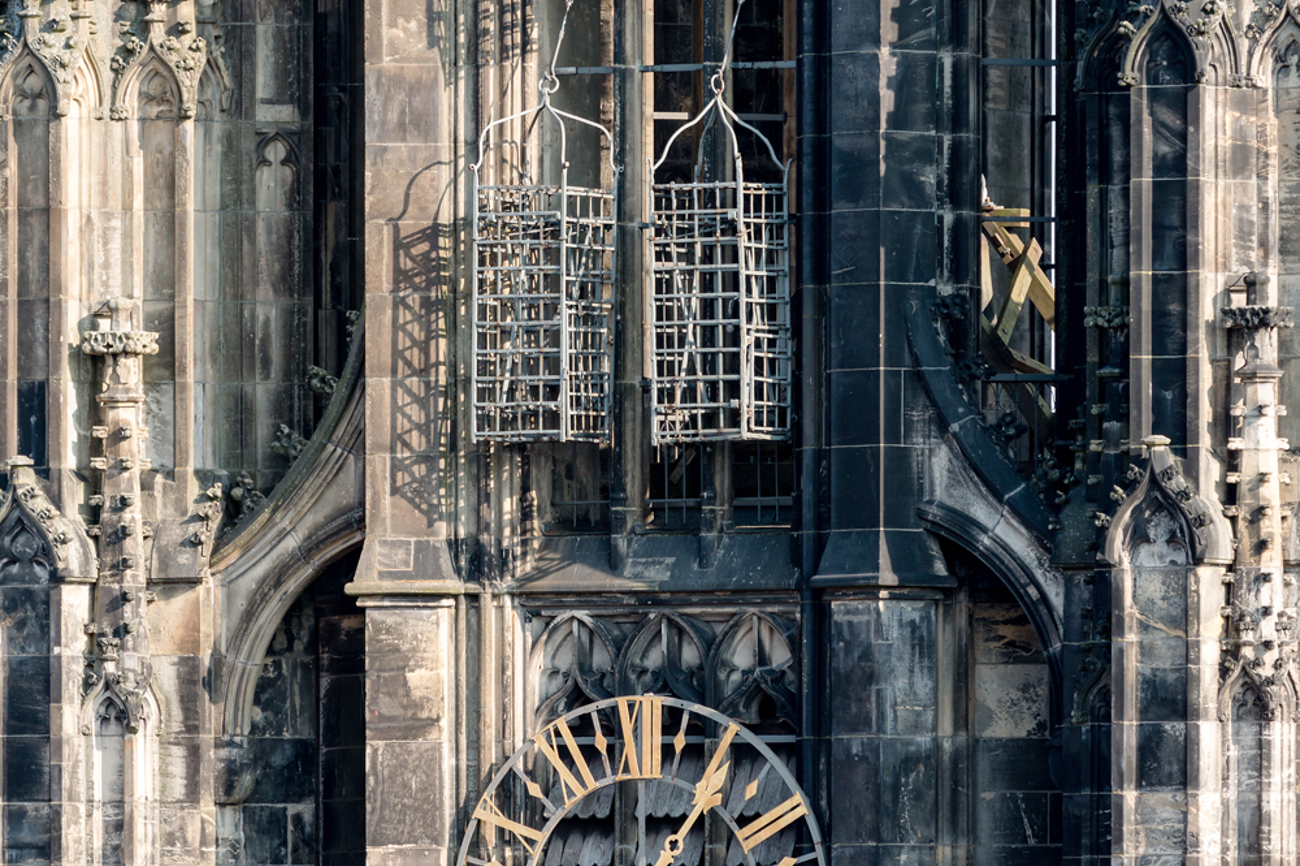 Die originalen Täuferkäfige hängen immer noch an der Lambertikirche in Münster. | Foto: Dietmar Rabich / Wikimedia Commons CC BY-SA 4