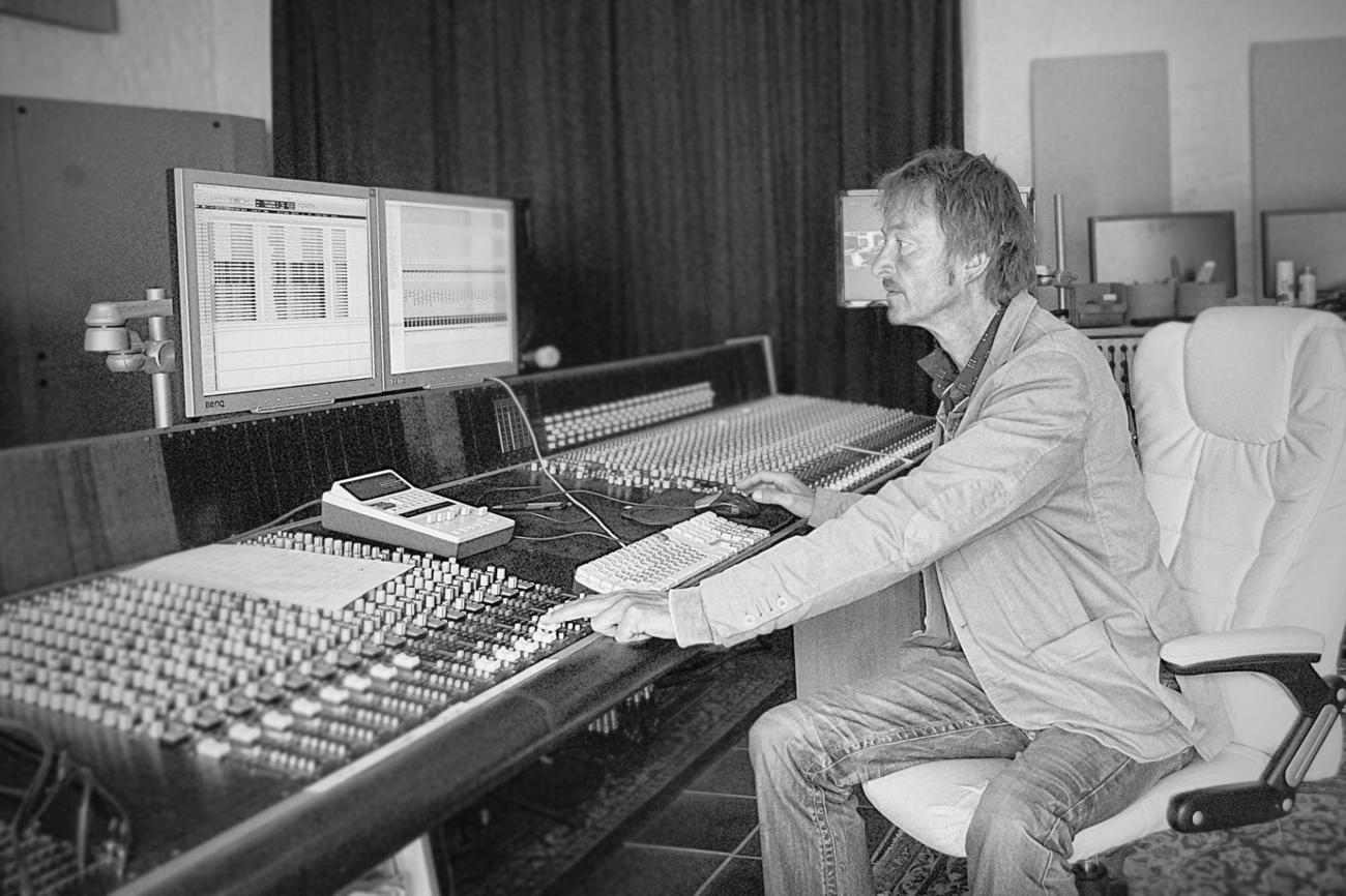 Sorgt für den richtigen Sound: Der Pfarrer und Ex-Patent-Ochsner-Mann Philippe Stalder als Tontechniker im Studio «Fattoria musica» in Osnabrück im Jahr 2015. (Foto: zvg)