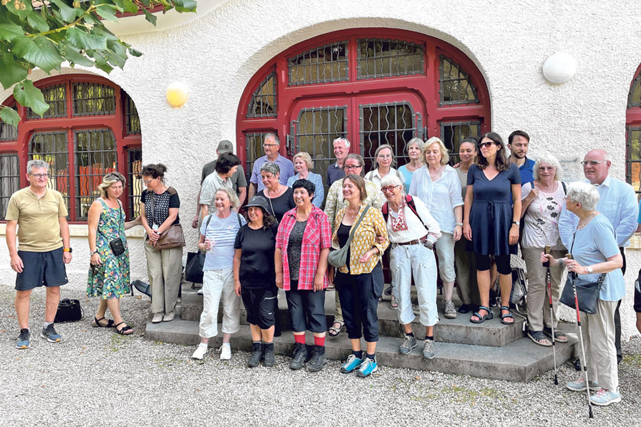 Die Pilgerschar beim Zwischenhalt vor der reformierten Kirche in Arlesheim. | Foto: Schürmann