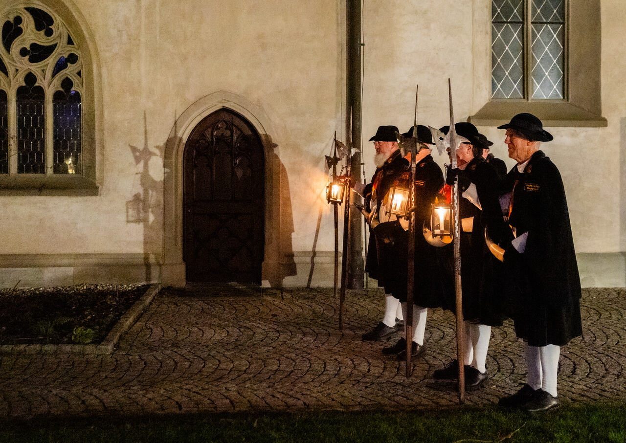 Bischofszeller Nachtwächter. Am Silvestermorgen verlesen sie jeweils die Bewilligung der Obrigkeit, die besagt, dass Lärmmachen an diesem Morgen ausnahmsweise erlaubt ist. Foto: Paul Wellauer