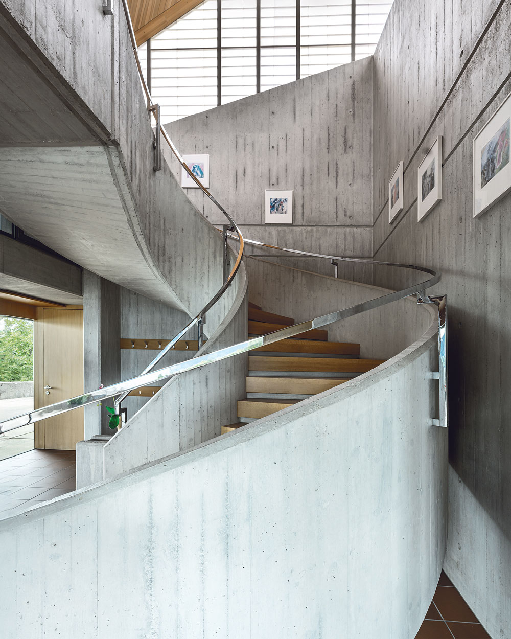 Der Zugang zum Kirchenraum erfolgt über eine zentral angeordnete Wendeltreppe. | Foto: Regine Giesecke