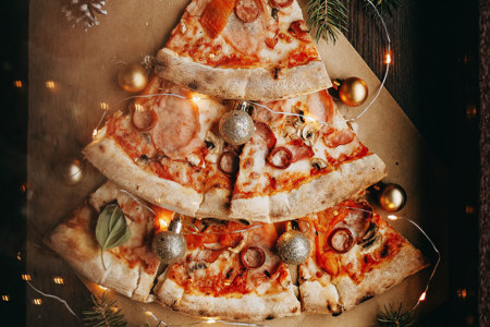 Pizza unter dem Weihnachtsbaum