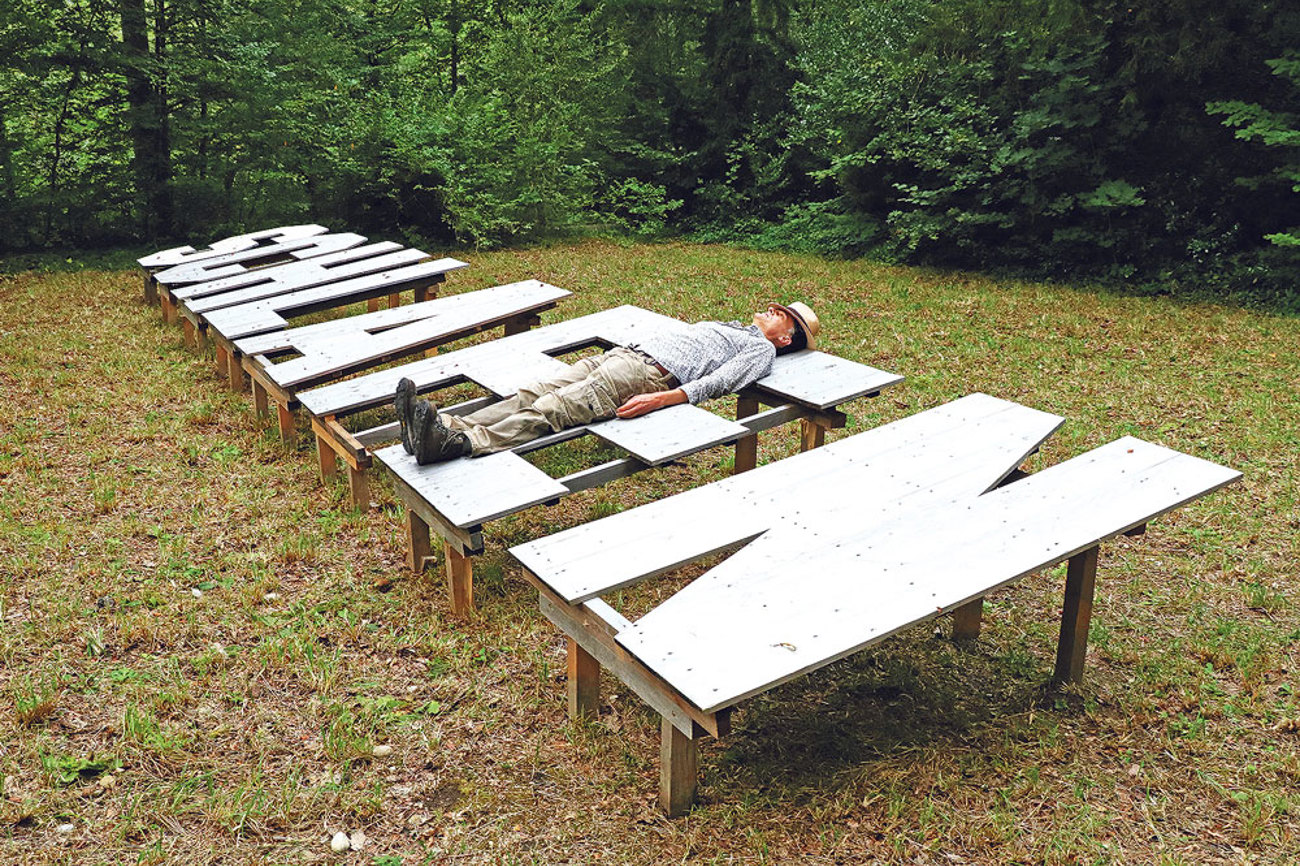 Auf dem Friedhof liegen und in den Himmel schauen – der Perspektiventausch ist eindrücklich.