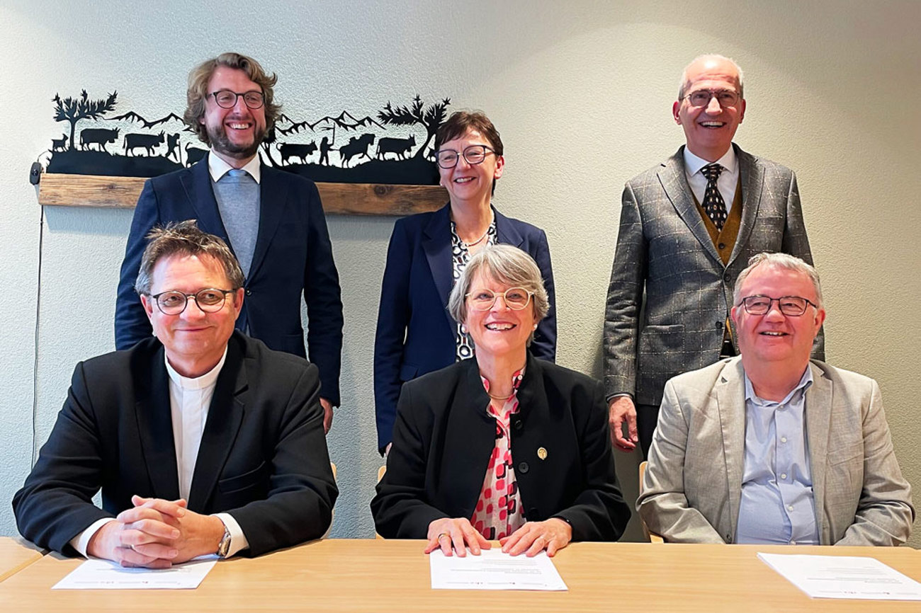 Freuen sich über die Kooperation: Felix Gmür, Rita Famos und Roland Loos (vordere Reihe, von links) sowie Davide Pesenti, Catherine Berger und Urs Brosi (hintere Reihe, von links). | Foto: Daniel Stehula/ref.ch