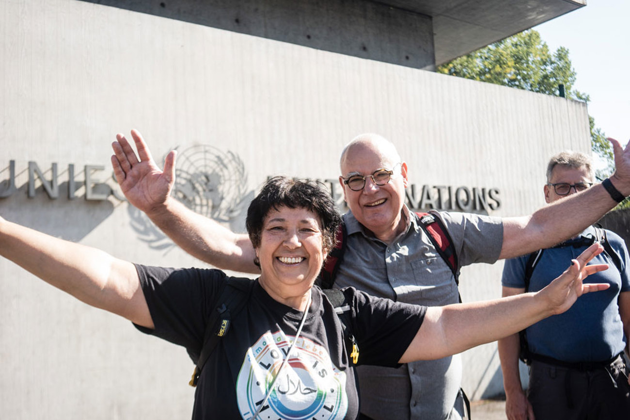 Seyran Ateş und Lukas Kundert vor dem UNO-Gebäude. | Foto: Vera Rüttimann